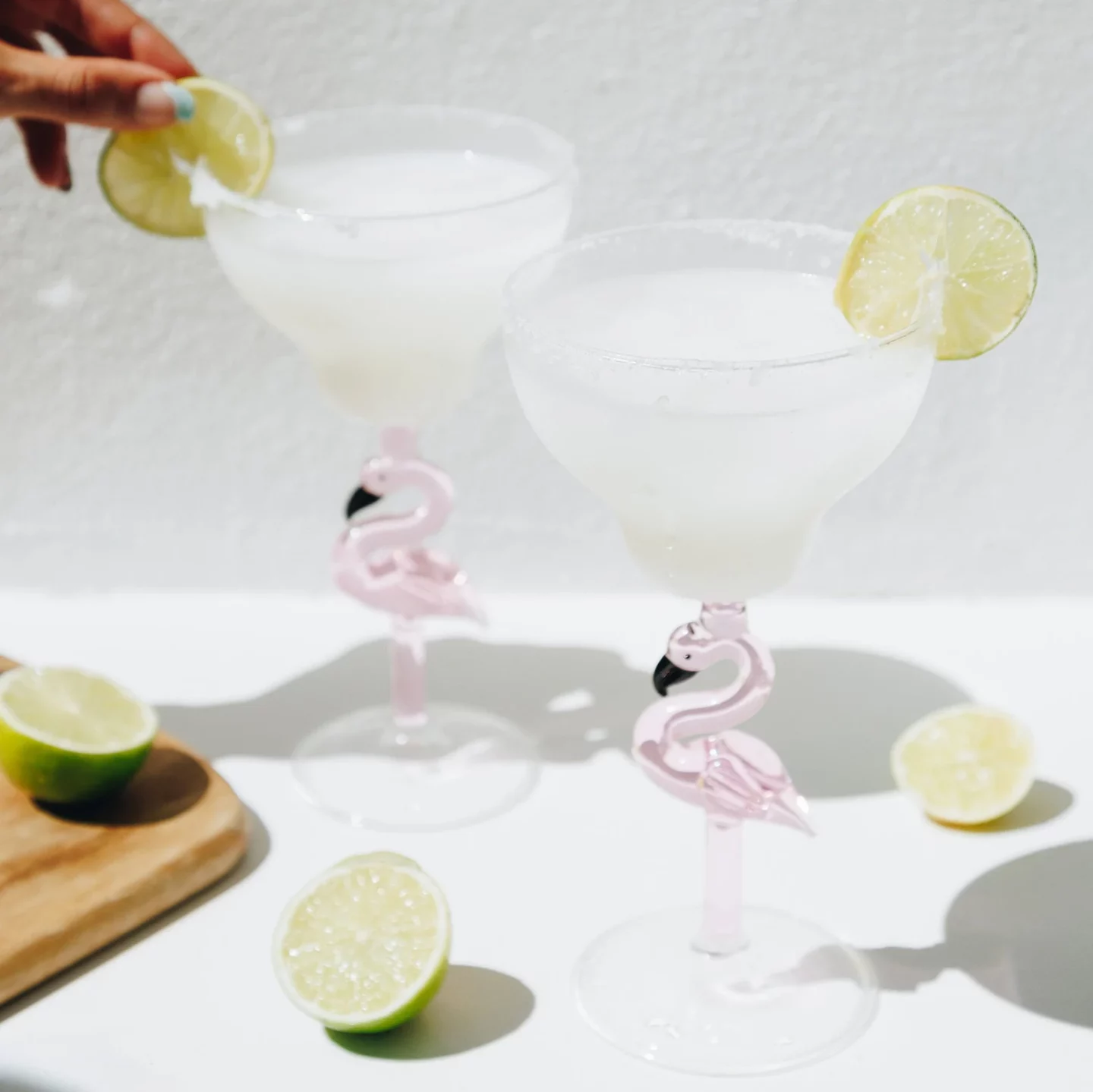 Flamingo marg glasses with slices of lime